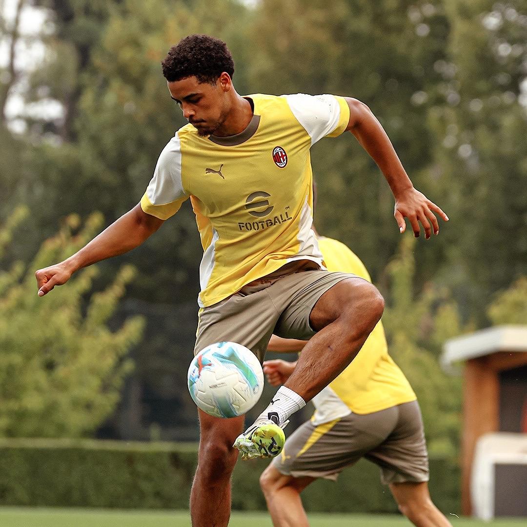 包含清晨体能课后，AC米兰豪取连胜备战欧冠，底气十足，心理建设被强调的词条